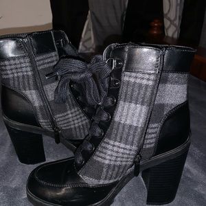 Size 7 1/2 Heeled boots